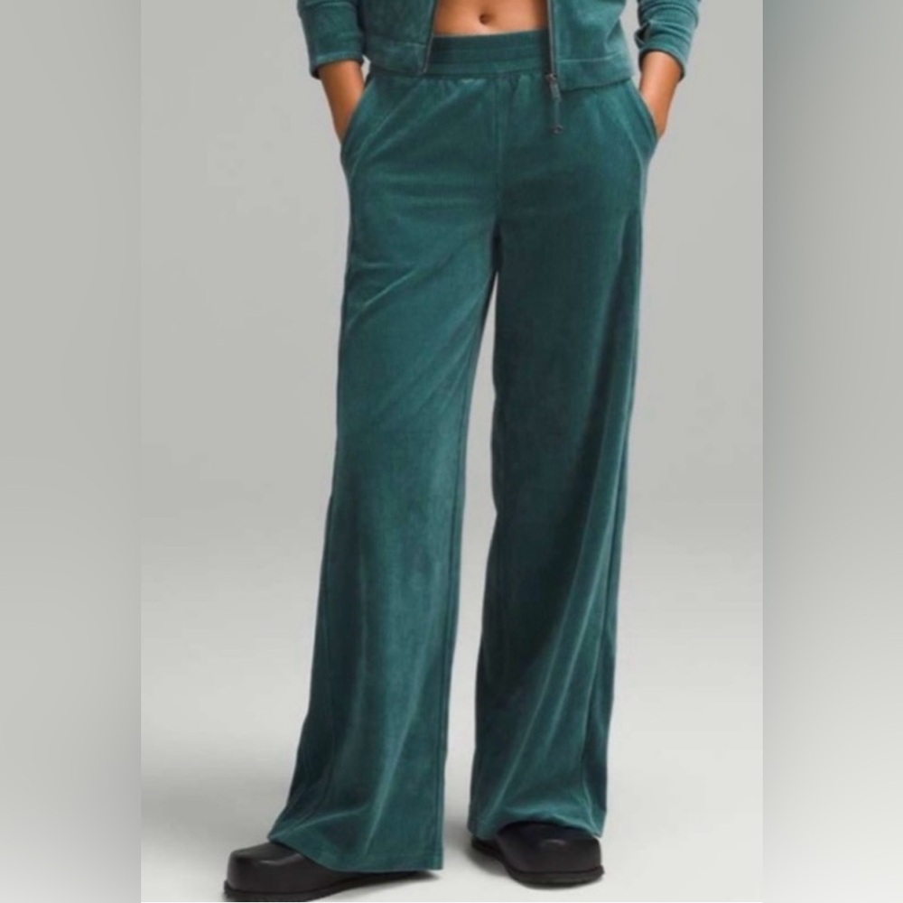 Lululemon Scuba Mid-Rise Wide-Leg Pant *Velvet Cord
Storm Teal Size 6 - Picture 2 of 14